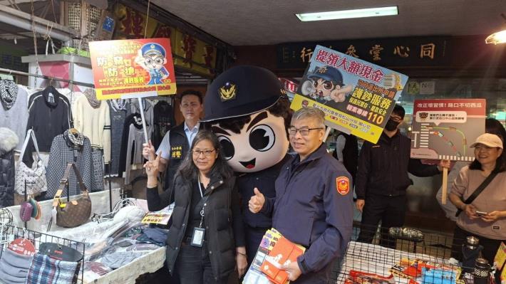 馬年迎春，松山分局市場宣導反詐、防竊與交通安全宣導照片2