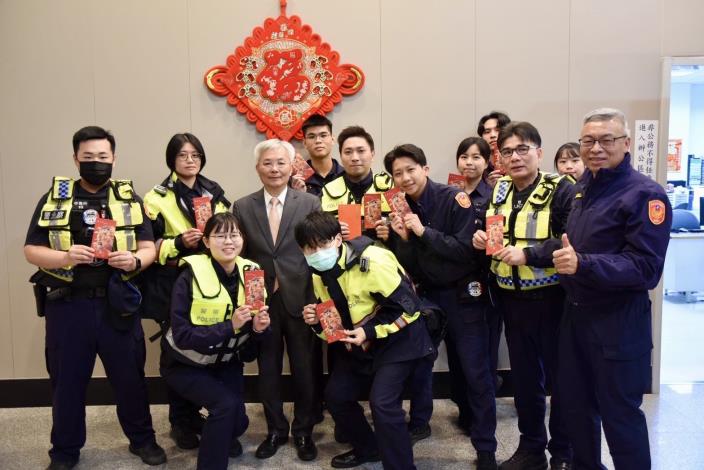 節安重點工作起跑  警政署署長訪視臺北市松山分局慰勉同仁照片4