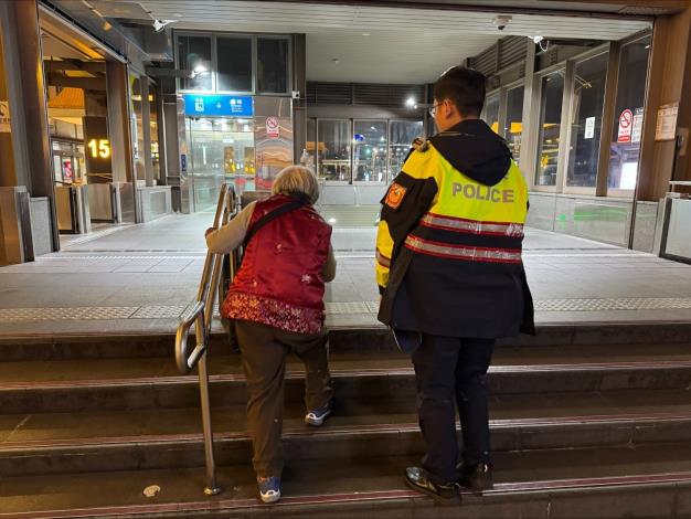 員警護送老婦人搭捷運畫面