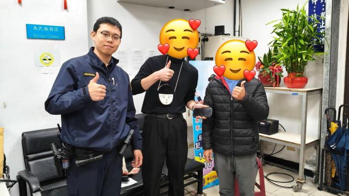 員警與當事人合照