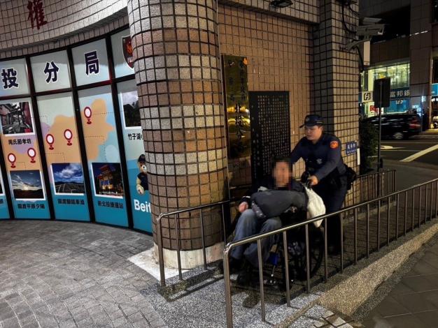 萬華失智男迷途暖警徒步推輪椅回派出所