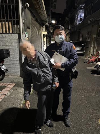員警協助攙扶並將老翁載回所內