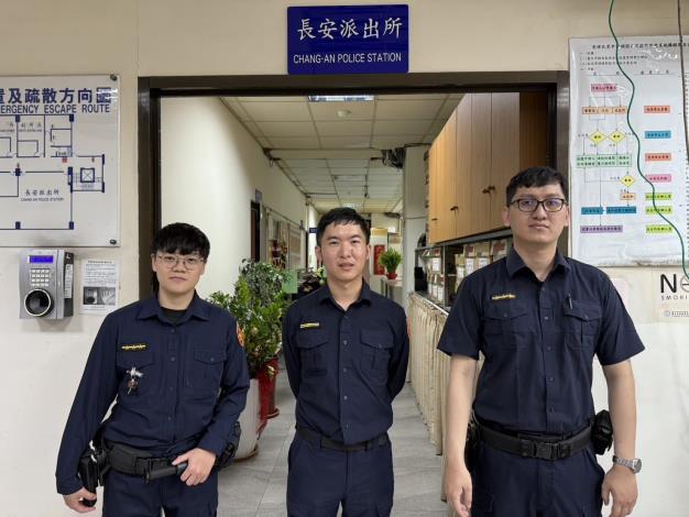 長安派出所副所長李宗穎(中)、員警莊仟聿(左)和林泰宇(右)