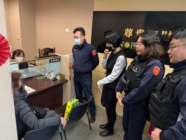 行員及警方保持聯繫及時察覺詐騙徵候
