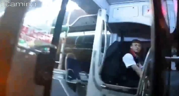 員警交代司機提醒小昱下車站牌