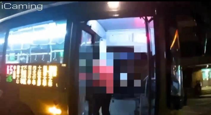 員警協助小昱搭乘公車並提醒下車站牌