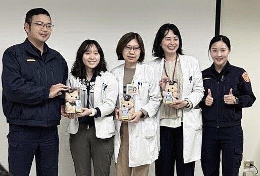 醫護展現高度學習興趣與犯罪預防警覺心並獲特製「警察熊」作為獎品