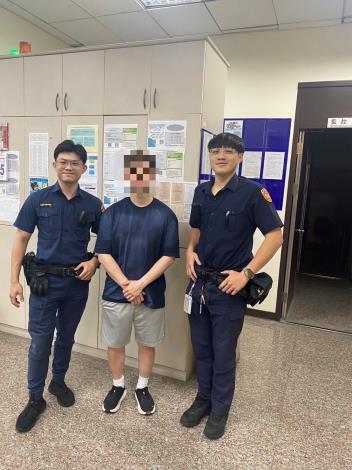 英籍旅客搭乘計程車時不慎遺失背包，警員蕭弘欽(左)、劉子豪受理後積極協尋成功物歸原主