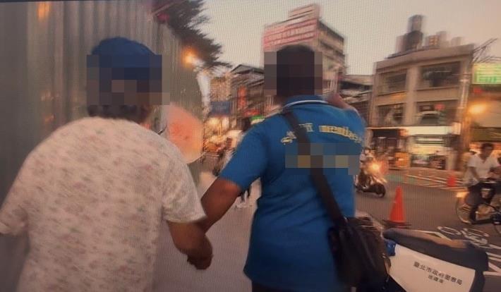 黃民牽起母親的手，母子之間的感情甚篤