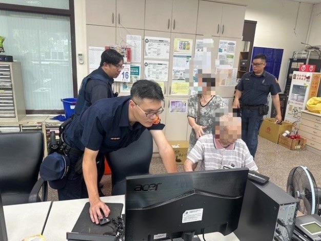 北市北投一名失智老翁外出迷途身體不適,遭熱心民眾發現報警,北投分局石牌派出所警員陳奕菘,緊急帶返派出所安置後立即通知家屬到場