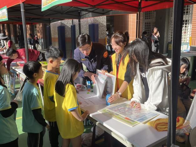 關渡所所長李昌祐與警員簡照軒入校園宣導照片