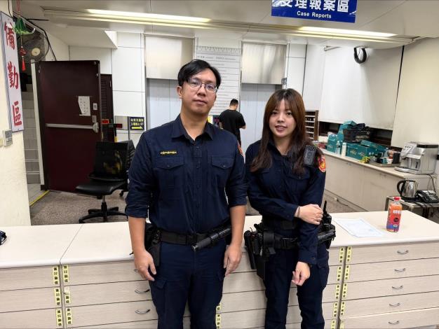 石牌所警員劉得威(左)、楊雅淳(右)