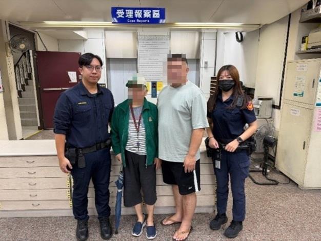 失智老婦外出迷途，石牌所警員緊急帶返派出所安置後，立即通知家屬到場