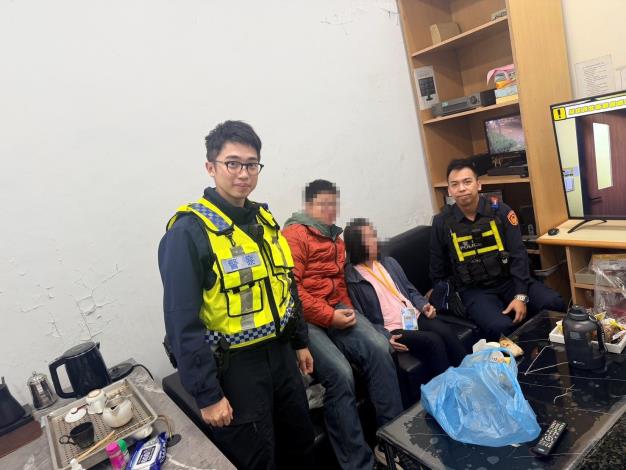北市一名老婦外出失蹤凌晨佇立街頭遭熱心民眾發現報警，北投分局關渡派出所警員黃泰志、薛至翔獲報後緊急連繫家屬