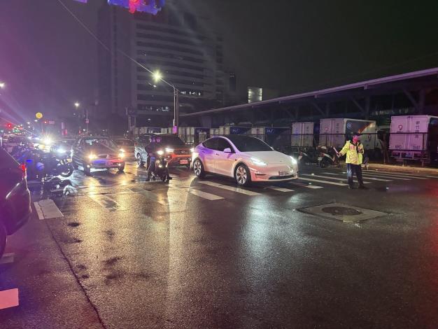 因應採買年貨人潮，北投警將於2月7日起於好市多北投店周邊進行交通疏導及管制措施，請用路人配合現場交通指揮人員或改道行駛