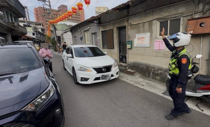 員警獲報後到場協助引導車輛移置，維持交通秩序