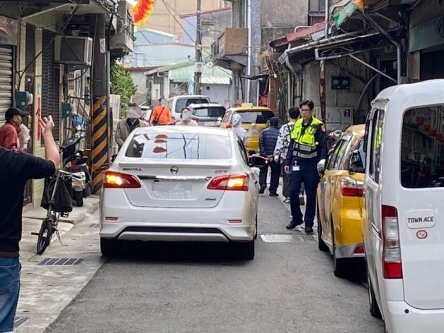 台中的洪姓男子駕車載家人北上北投關渡宮祈福，無奈車輛突然拋錨，關渡所長李昌祐與警員胡哲瑋獲報後到場協助引導車輛移置，維持交通秩序