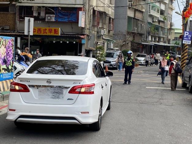 關渡所員警獲報後到場協助引導車輛移置