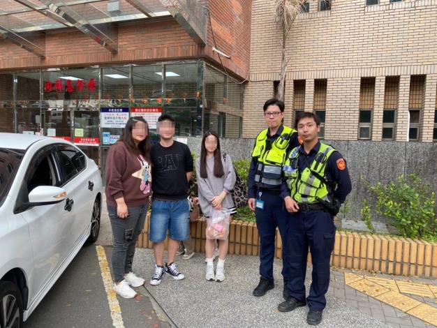 男子駕車載家人北上北投關渡宮祈福車輛拋錨，關渡所長李昌祐（左）與警員胡哲瑋獲報後到場協助引導車輛移置