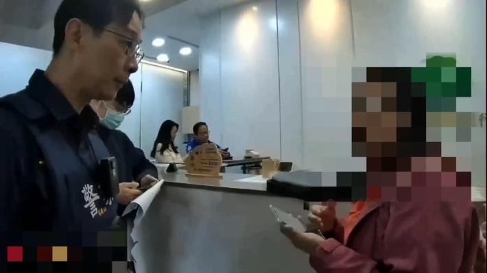 北市一名女子臨櫃提領4百多萬元鉅款，行員發覺有異通報警，北投分局石牌派出所巡佐林耀珉、警員林毅、鄭嘉謙到場後不斷勸說，女子才打消念頭