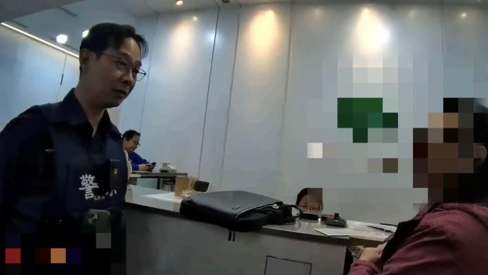 女子臨櫃提領鉅款，行員發覺有異通報警，北投分局石牌派出所員警到場後不斷勸說，女子才打消念頭