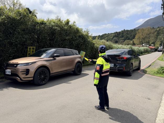 北投分局提醒，竹子湖花季期間人潮及車潮有感增加，民眾拍照賞花時應特別留意周邊交通狀況，避免因專注拍照而忽略來車，並遵守交通規則