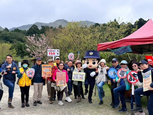 竹子湖海芋季浪漫登場。北投分局把握人潮聚集的機會，前往活動現場進行犯罪預防及交通安全宣導