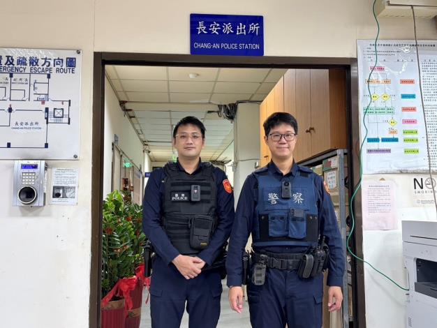 北投一名長者外出走失經熱心民眾發現報警，北投分局長安派出所警員張家源(左）、 顏嘉宏到場協助長者返家。