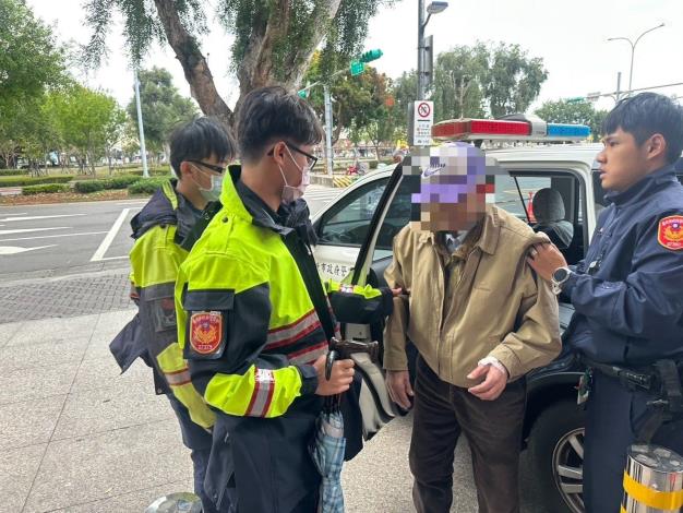 新北市五股區一名老翁搭錯車迷途到北投,北投分局石牌派出所派員到場,協助老翁返家