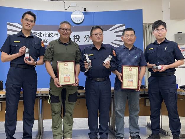 為提升第一線執勤員警面對突發創傷事件之應變能力，一家科技公司捐贈北投分局戰術止血帶400條，讓員警面對重大事故時，具備即時自救能力