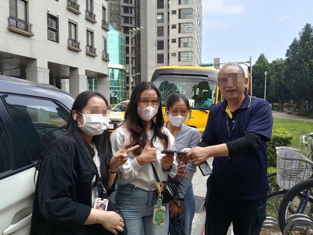 印尼遊客與公車司機合影