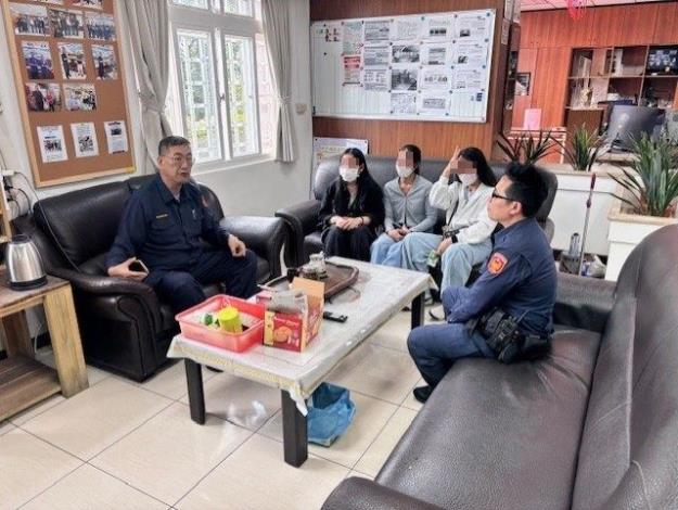 3名印尼遊客日前前往陽明山旅遊時不慎遺失手機,經北投分局竹子湖派出所所長林嘉宏(左)、警員王麒丞積極協助後順利尋回