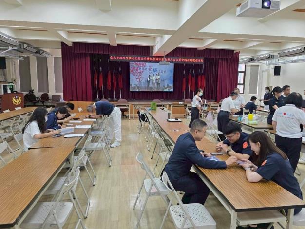 適逢警察節，北投分局特別與慈濟醫院舉行造血幹細胞建檔捐血活動，北投波麗士挽起袖子做公益