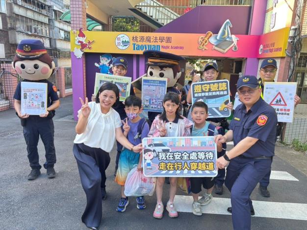 為了讓學童在開學首日能感受到滿滿元氣，北投警分局長陳義宏特別率領可愛的警察大頭娃娃來迎接孩子們開學