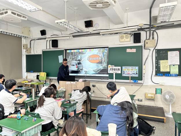 進行道路交通安全宣導.JPG