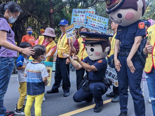 大頭娃娃與民眾宣導