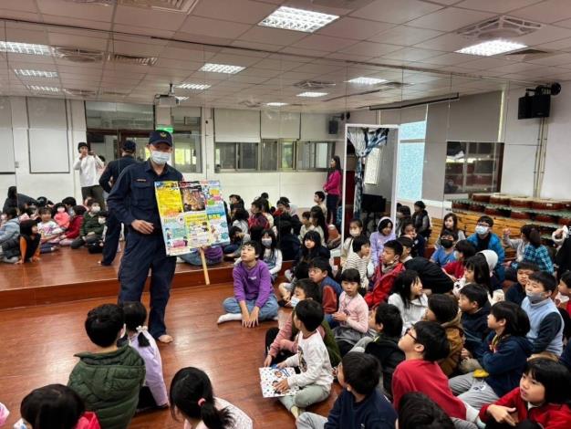 北投警深入校園進行防詐宣導.JPG