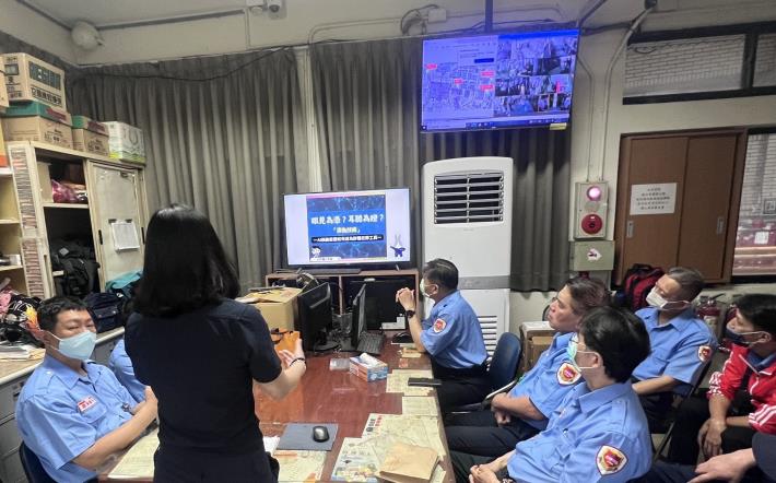 永明派出所員警至榮總進行宣導現場放映相關影片