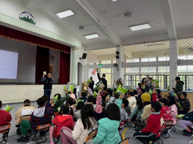 分局員警以「反詐乖乖包」上繪圖向學童分享詐騙故事.JPG