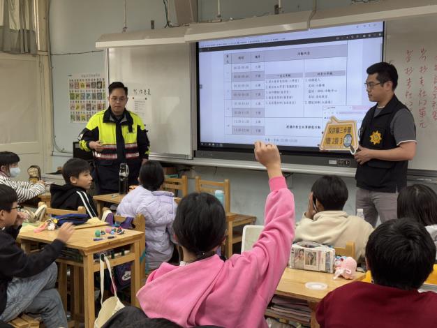 學童踴躍回答問題及分享詐騙觀念.JPG