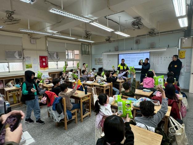 北投警分局以「反詐乖乖包」上繪圖向學童分享詐騙故事.JPG