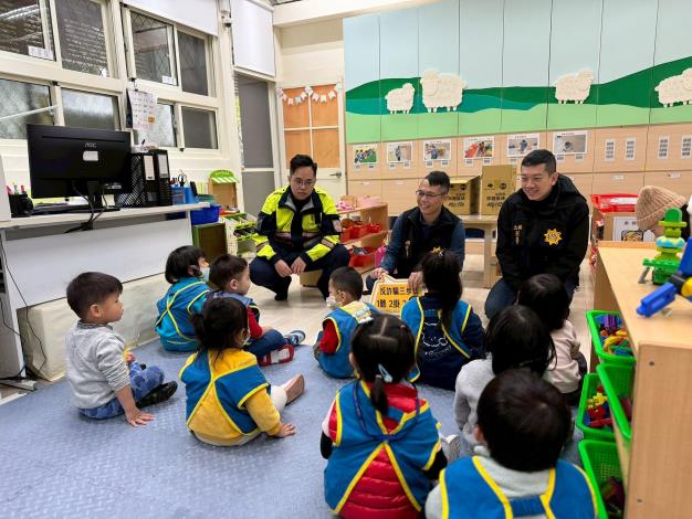 向小小孩們分享歡笑.JPG