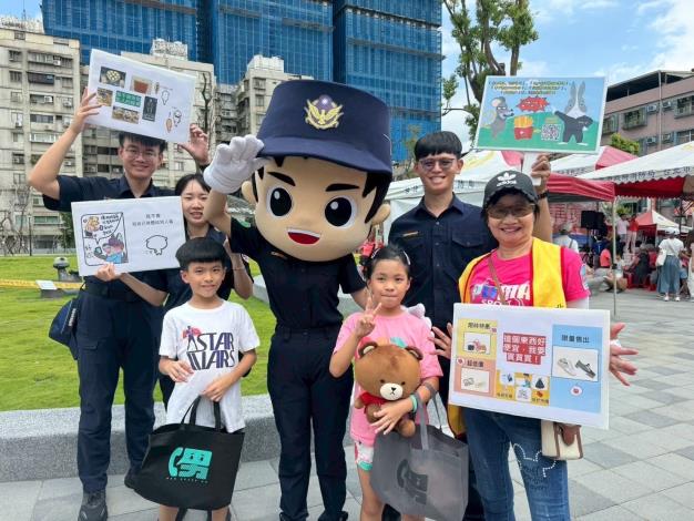 孩子們開心地與大頭娃娃合影留念洋溢歡樂氣氛