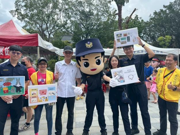 派出超可愛警察大頭娃娃與志工團隊手持宣導牌面現身會場