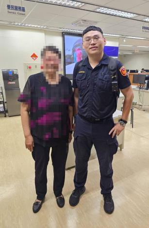 婦人遺失錢包失而復得開心與員警合影