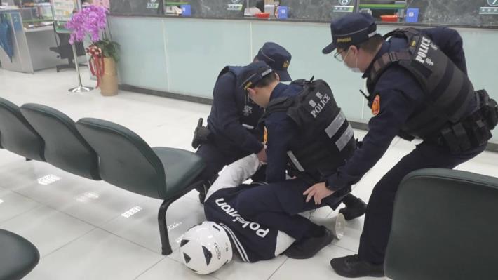 南港警防搶演練-警方制伏歹徒2