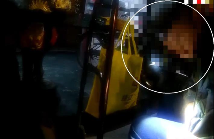 員警詢問老翁身體狀況並確認身分