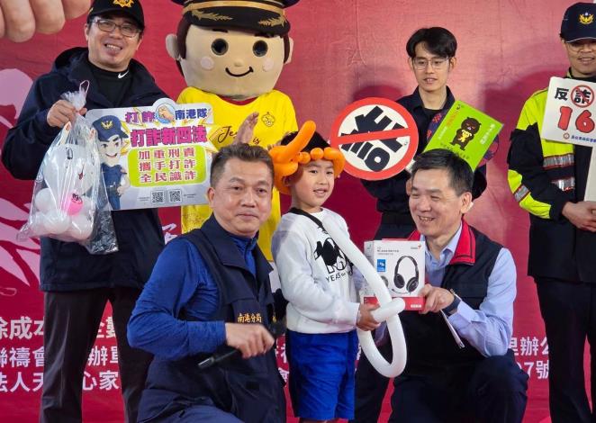 南港分局副分局長謝佾廷與孩童開心互動。