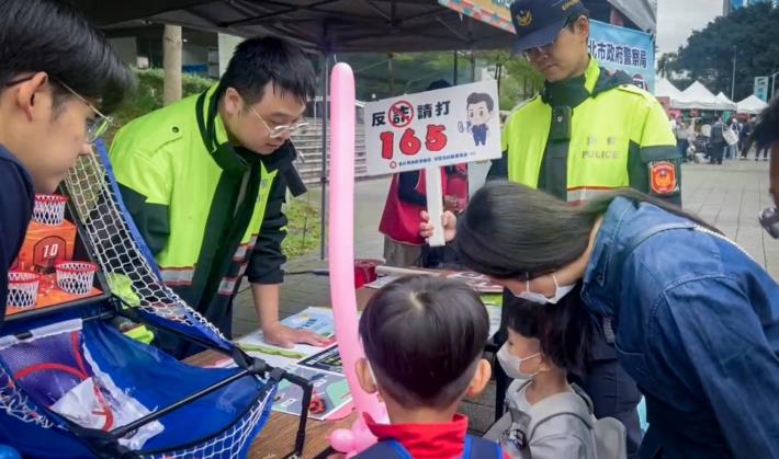 民眾開心參與反詐互動遊戲。
