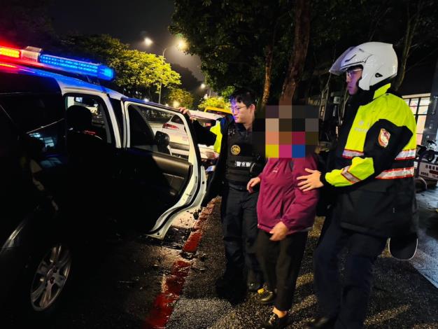 員警尋獲迷途婦人.JPG